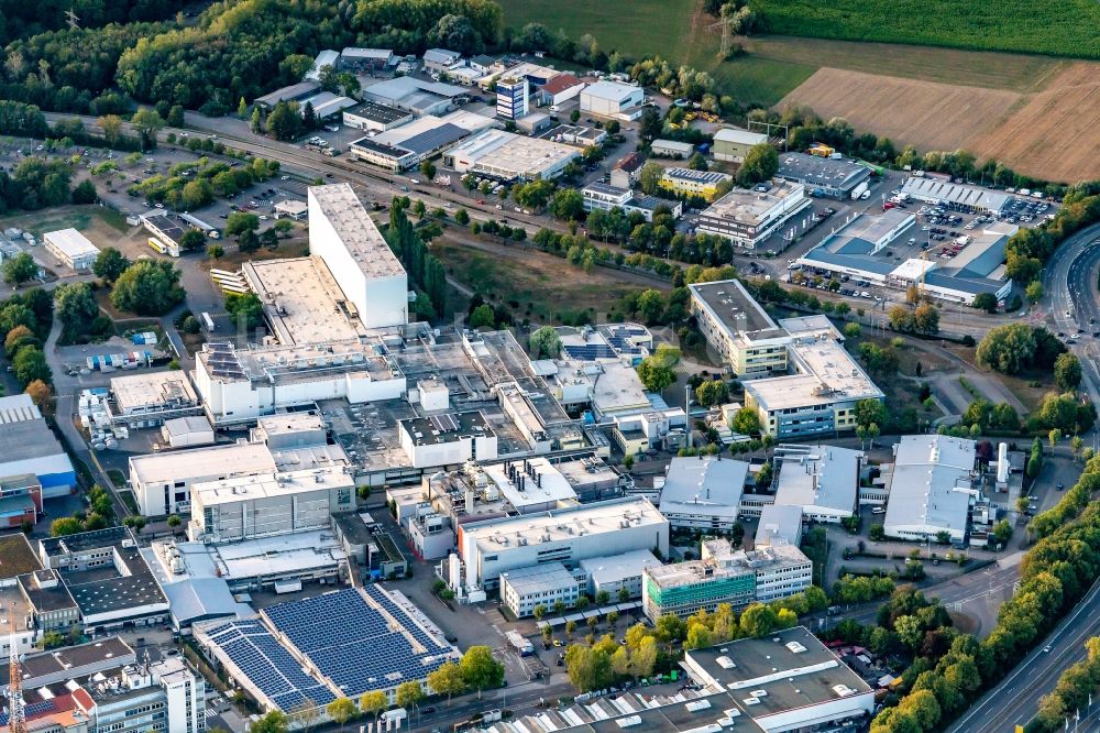 Luftaufnahme Freiburg im Breisgau - Technische Anlagen im Industriegebiet Pfizer Freiburg in Freiburg im Breisgau im Bundesland Baden-Württemberg, Deutschland