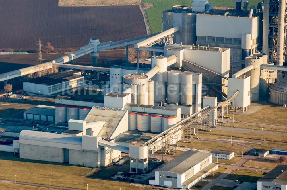 Luftbild Bernburg (Saale) - Technische Anlagen im Industriegebiet der Schwenk Zementwerke in Bernburg (Saale) im Bundesland Sachsen-Anhalt, Deutschland