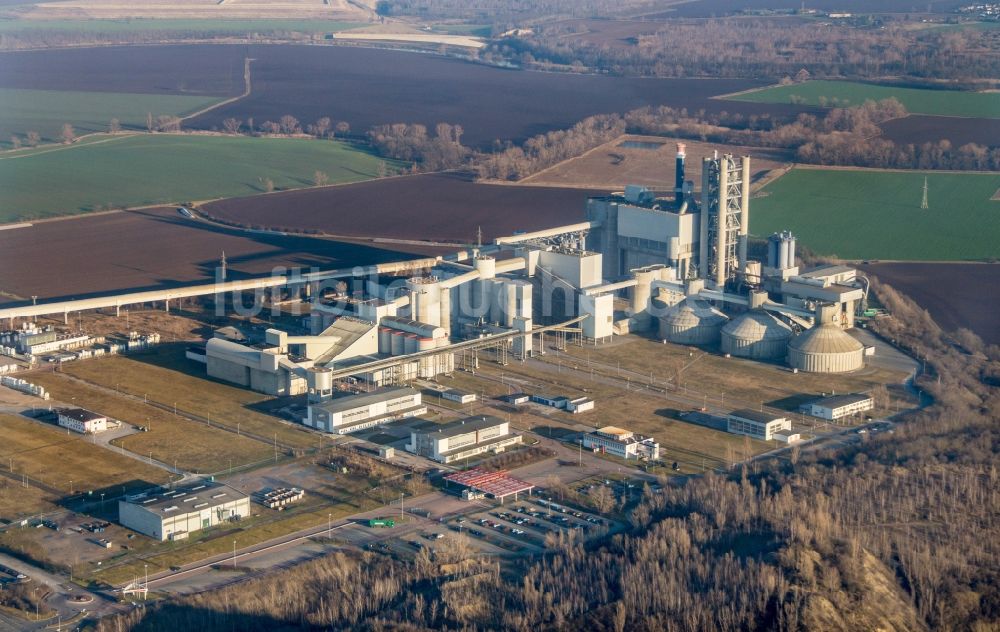 Luftaufnahme Bernburg (Saale) - Technische Anlagen im Industriegebiet der Schwenk Zementwerke in Bernburg (Saale) im Bundesland Sachsen-Anhalt, Deutschland