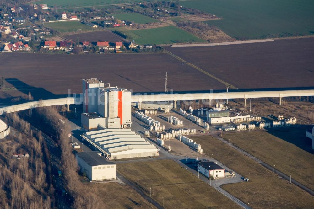 Luftbild Bernburg (Saale) - Technische Anlagen im Industriegebiet der Schwenk Zementwerke in Bernburg (Saale) im Bundesland Sachsen-Anhalt, Deutschland