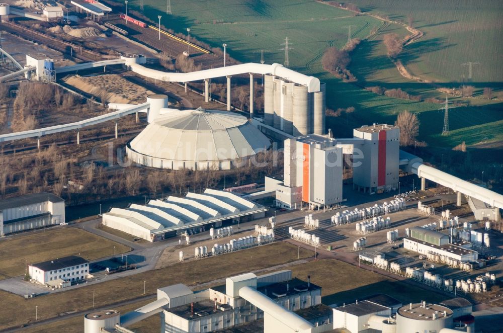 Bernburg (Saale) aus der Vogelperspektive: Technische Anlagen im Industriegebiet der Schwenk Zementwerke in Bernburg (Saale) im Bundesland Sachsen-Anhalt, Deutschland