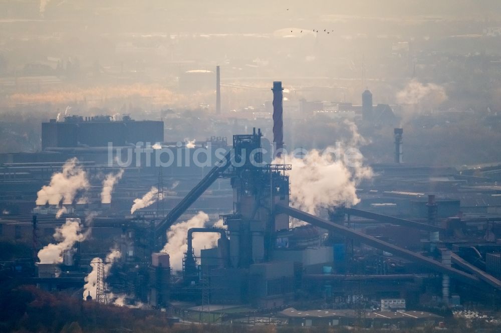 Luftaufnahme Duisburg - Technische Anlagen im Industriegebiet der ThyssenKrupp Steel in Duisburg im Bundesland Nordrhein-Westfalen