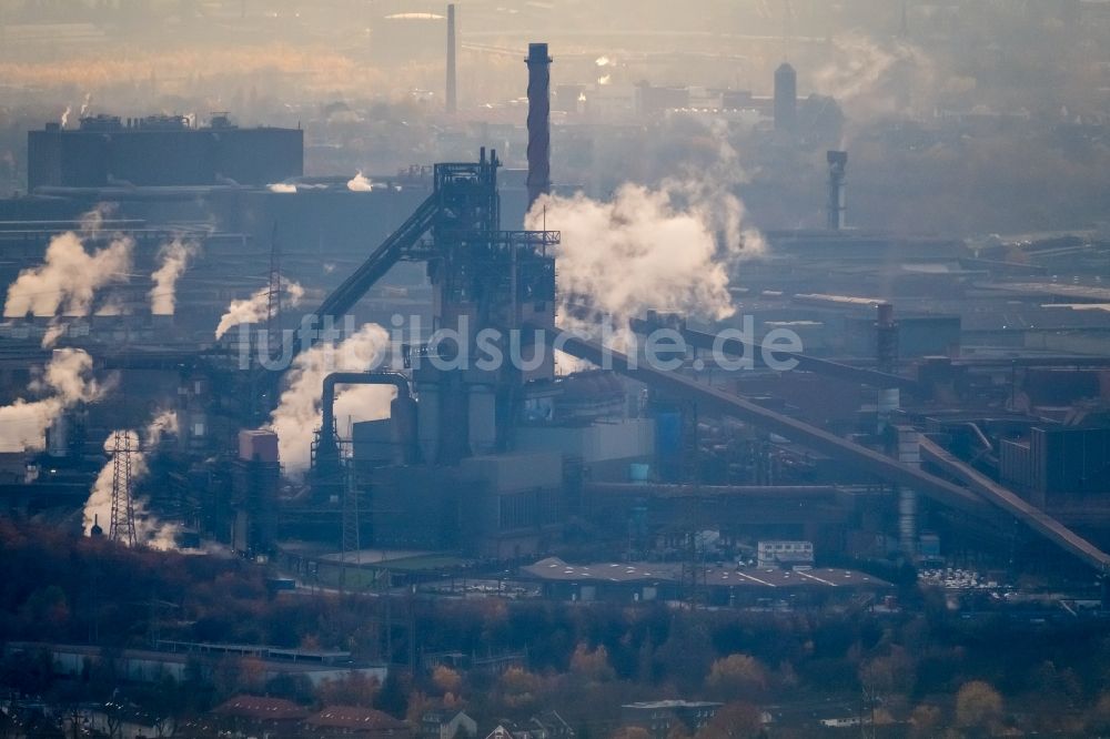 Duisburg von oben - Technische Anlagen im Industriegebiet der ThyssenKrupp Steel in Duisburg im Bundesland Nordrhein-Westfalen