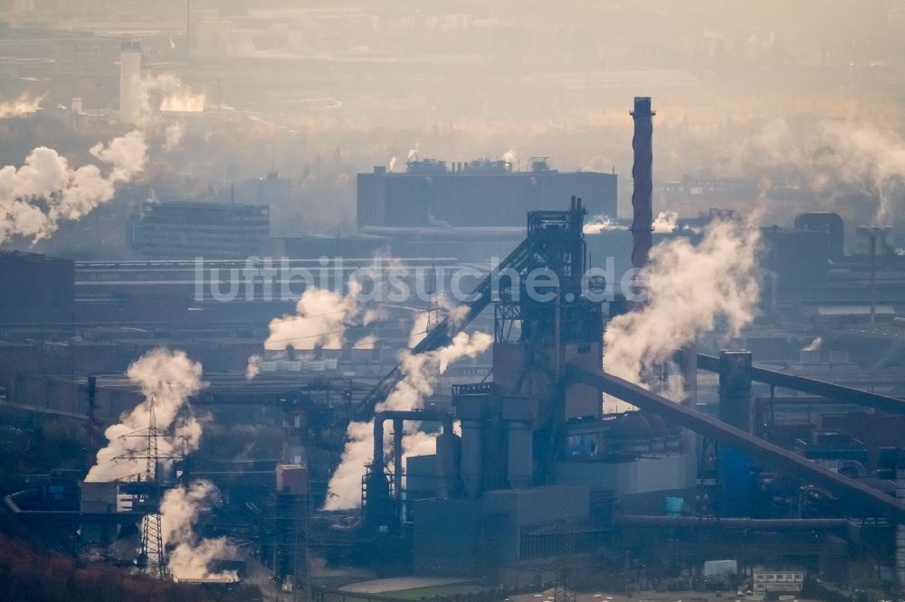 Duisburg aus der Vogelperspektive: Technische Anlagen im Industriegebiet der ThyssenKrupp Steel in Duisburg im Bundesland Nordrhein-Westfalen