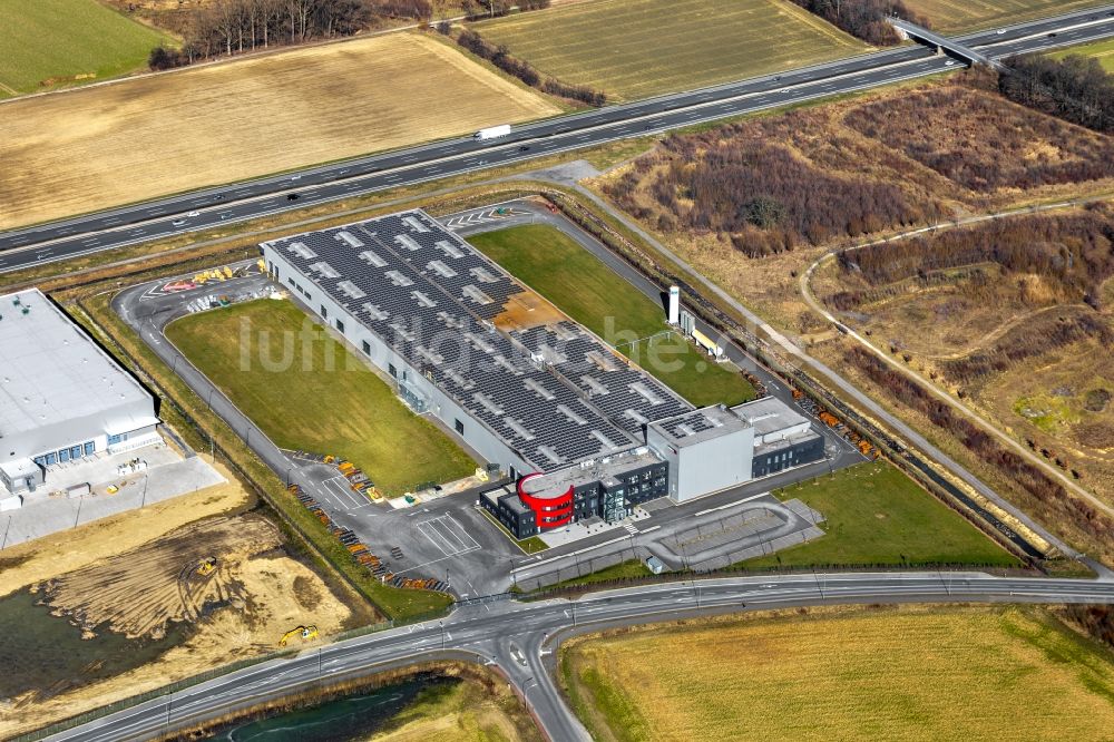 Bönen aus der Vogelperspektive: Technische Anlagen und Produktionshalle des Stahlwerkes der STAHLWERK UNNA GmbH & Co. KG an der Edisonstraße in Bönen im Bundesland Nordrhein-Westfalen, Deutschland