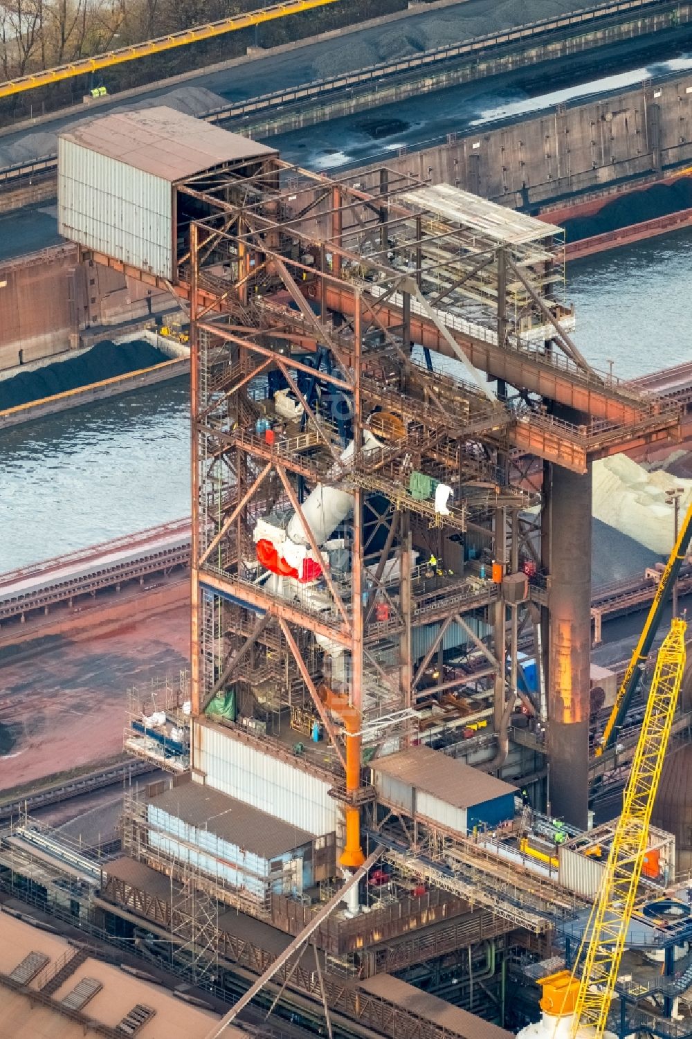 Duisburg von oben - Technische Anlagen und Produktionshallen vom Stahlwerk in Duisburg im Bundesland Nordrhein-Westfalen