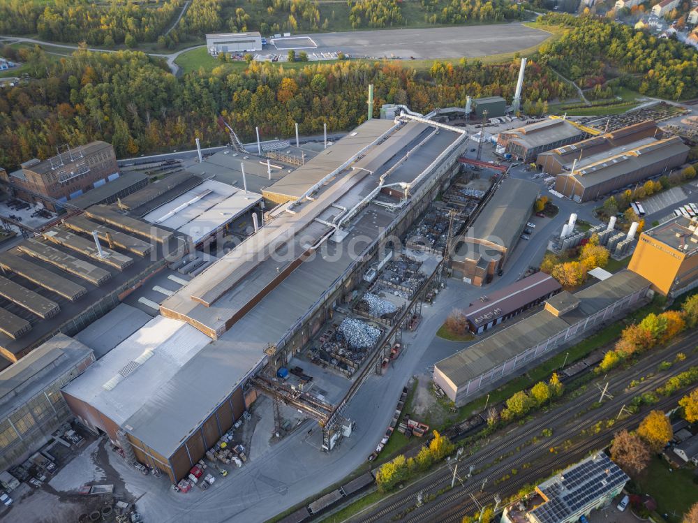 Freital von oben - Technische Anlagen und Produktionshallen des Stahlwerkes BGH Edelstahl in Freital im Bundesland Sachsen, Deutschland