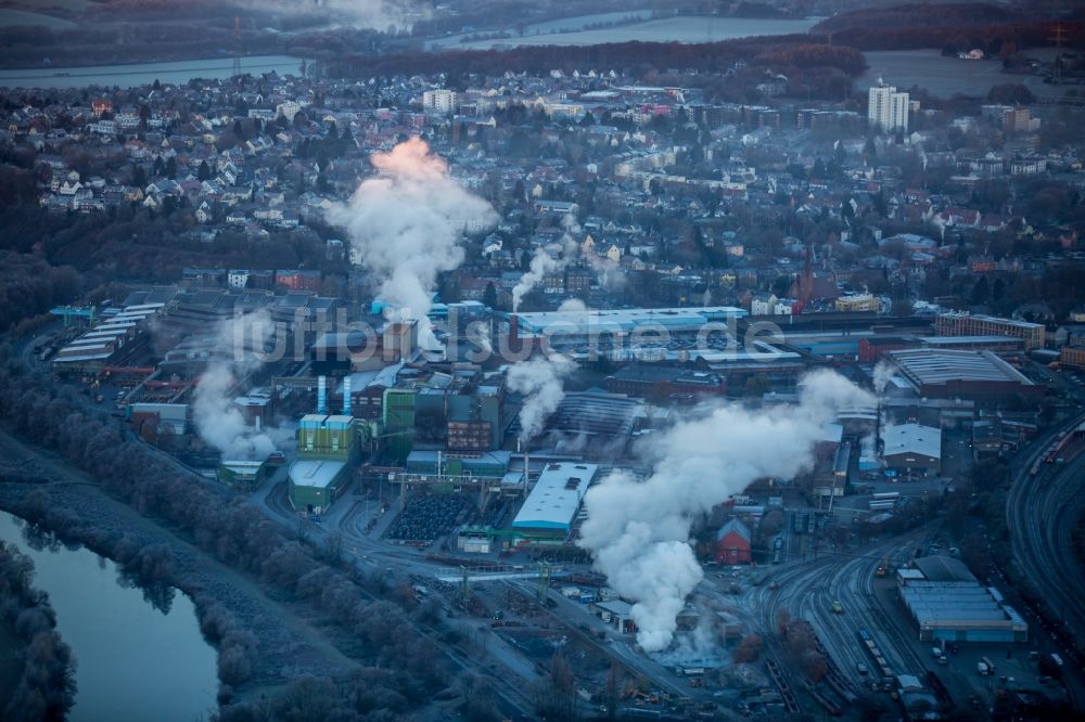 Witten von oben - Technische Anlagen und Produktionshallen des Stahlwerkes der Deutsche Edelstahlwerke GmbH im Sonnenaufgang im Ortsteil Bommern in Witten im Bundesland Nordrhein-Westfalen