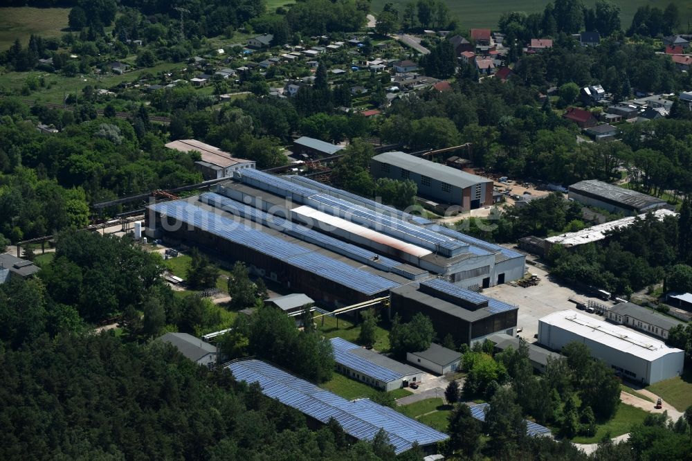 Burg von oben - Technische Anlagen und Produktionshallen des Stahlwerkes Edelstahl Service Center Burg GmbH in Burg im Bundesland Sachsen-Anhalt