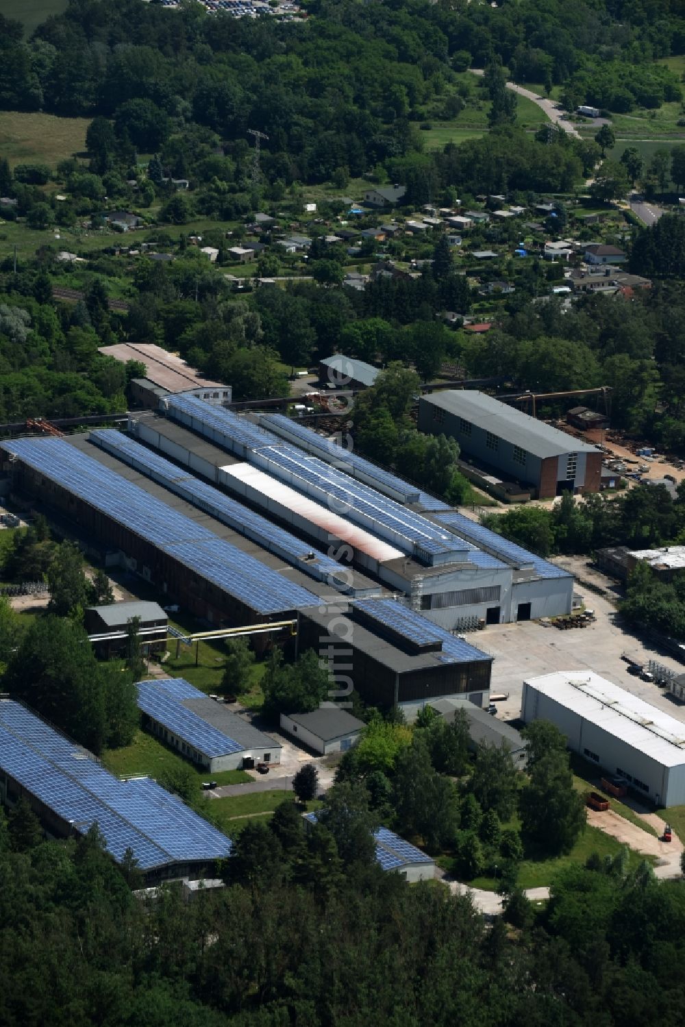 Burg aus der Vogelperspektive: Technische Anlagen und Produktionshallen des Stahlwerkes Edelstahl Service Center Burg GmbH in Burg im Bundesland Sachsen-Anhalt