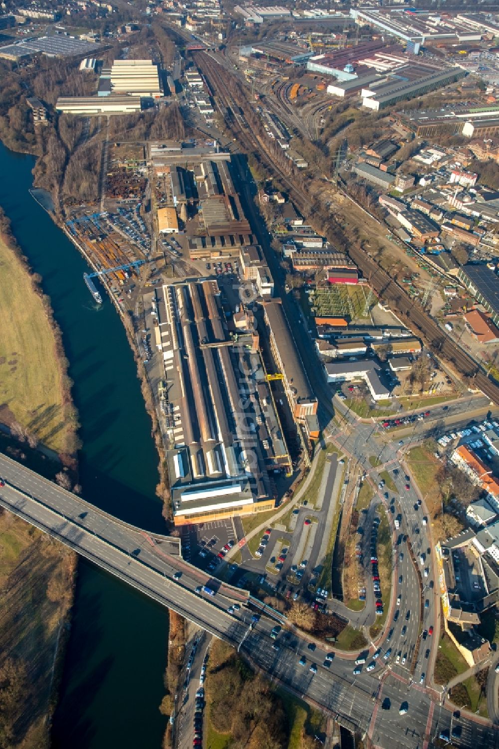 Luftaufnahme Mülheim an der Ruhr - Technische Anlagen und Produktionshallen des Stahlwerkes Friedrich-Wilhelms-Hütte in Mülheim an der Ruhr im Bundesland Nordrhein-Westfalen