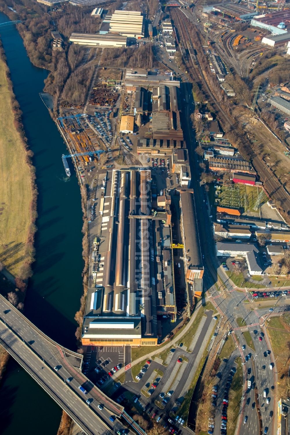 Mülheim an der Ruhr von oben - Technische Anlagen und Produktionshallen des Stahlwerkes Friedrich-Wilhelms-Hütte in Mülheim an der Ruhr im Bundesland Nordrhein-Westfalen