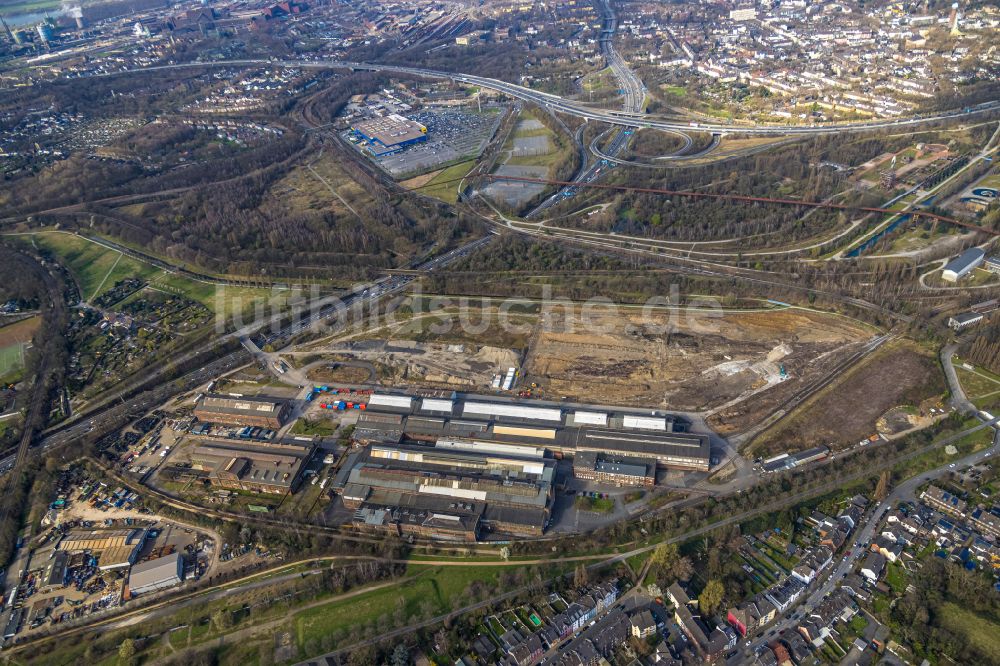 Duisburg von oben - Technische Anlagen und Produktionshallen des Stahlwerkes Hamborner Straße - Emscherpromenade in Duisburg im Bundesland Nordrhein-Westfalen