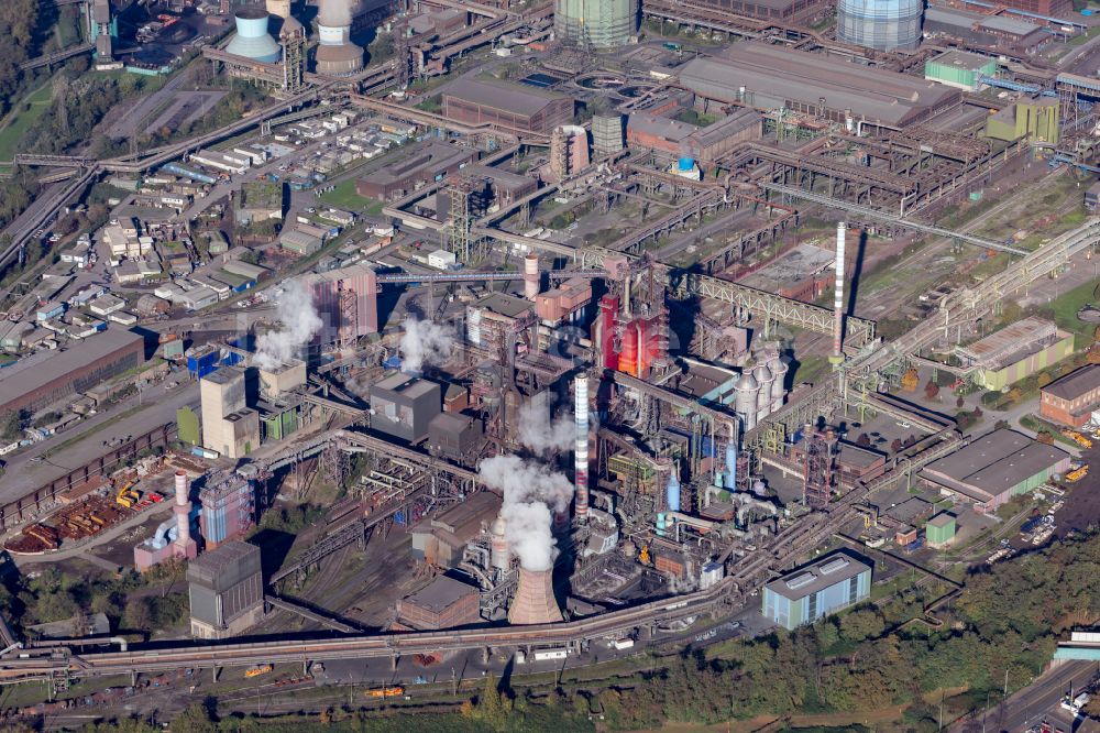 Duisburg von oben - Technische Anlagen und Produktionshallen des Stahlwerkes mit Hochofen- Anlage der ThyssenKrupp Steel Europe in Duisburg im Bundesland Nordrhein-Westfalen, Deutschland