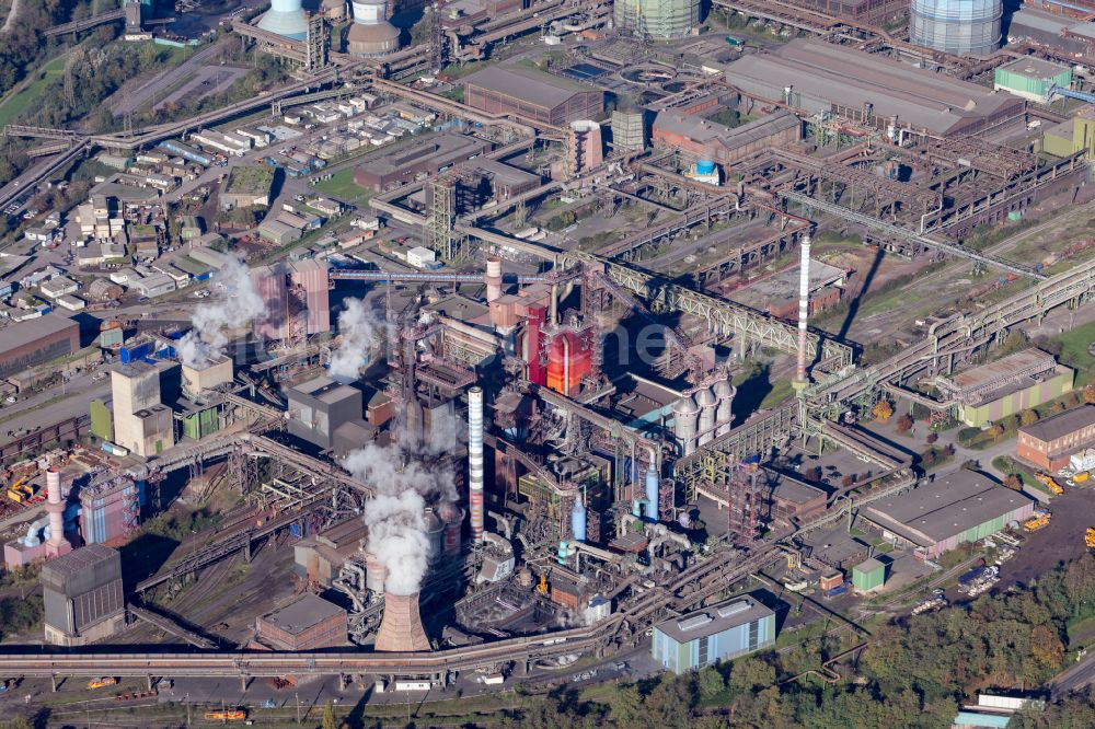 Duisburg aus der Vogelperspektive: Technische Anlagen und Produktionshallen des Stahlwerkes mit Hochofen- Anlage der ThyssenKrupp Steel Europe in Duisburg im Bundesland Nordrhein-Westfalen, Deutschland