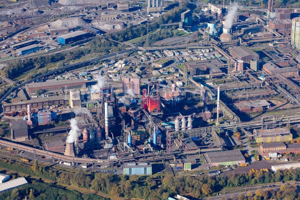 Luftbild Duisburg - Technische Anlagen und Produktionshallen des Stahlwerkes mit Hochofen- Anlage der ThyssenKrupp Steel Europe in Duisburg im Bundesland Nordrhein-Westfalen, Deutschland