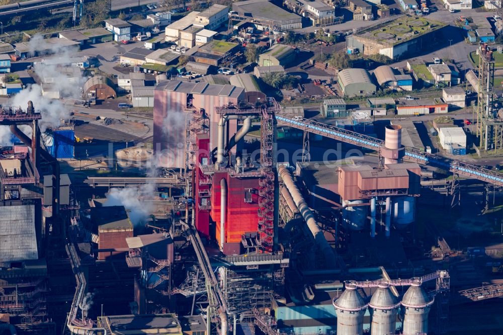 Luftaufnahme Duisburg - Technische Anlagen und Produktionshallen des Stahlwerkes mit Hochofen- Anlage der ThyssenKrupp Steel Europe in Duisburg im Bundesland Nordrhein-Westfalen, Deutschland