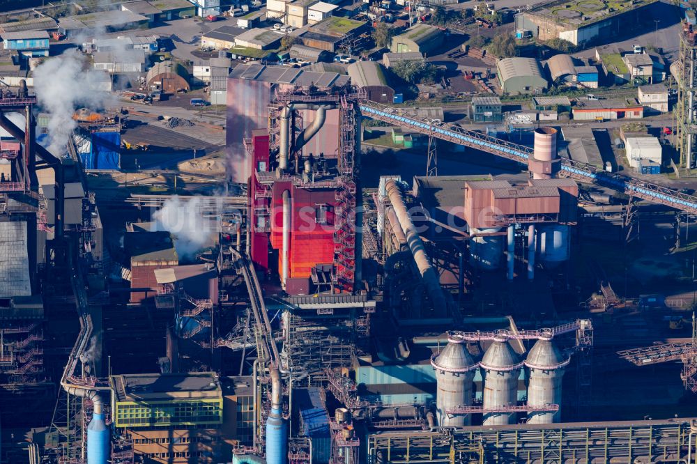 Duisburg von oben - Technische Anlagen und Produktionshallen des Stahlwerkes mit Hochofen- Anlage der ThyssenKrupp Steel Europe in Duisburg im Bundesland Nordrhein-Westfalen, Deutschland