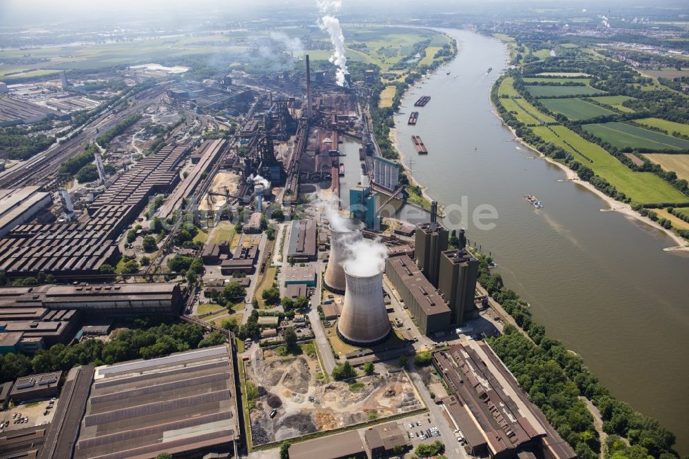 Duisburg von oben - Technische Anlagen und Produktionshallen des Stahlwerkes der Hüttenwerke Krupp Mannesmann GmbH an der Ehinger Straße in Duisburg im Bundesland Nordrhein-Westfalen, Deutschland