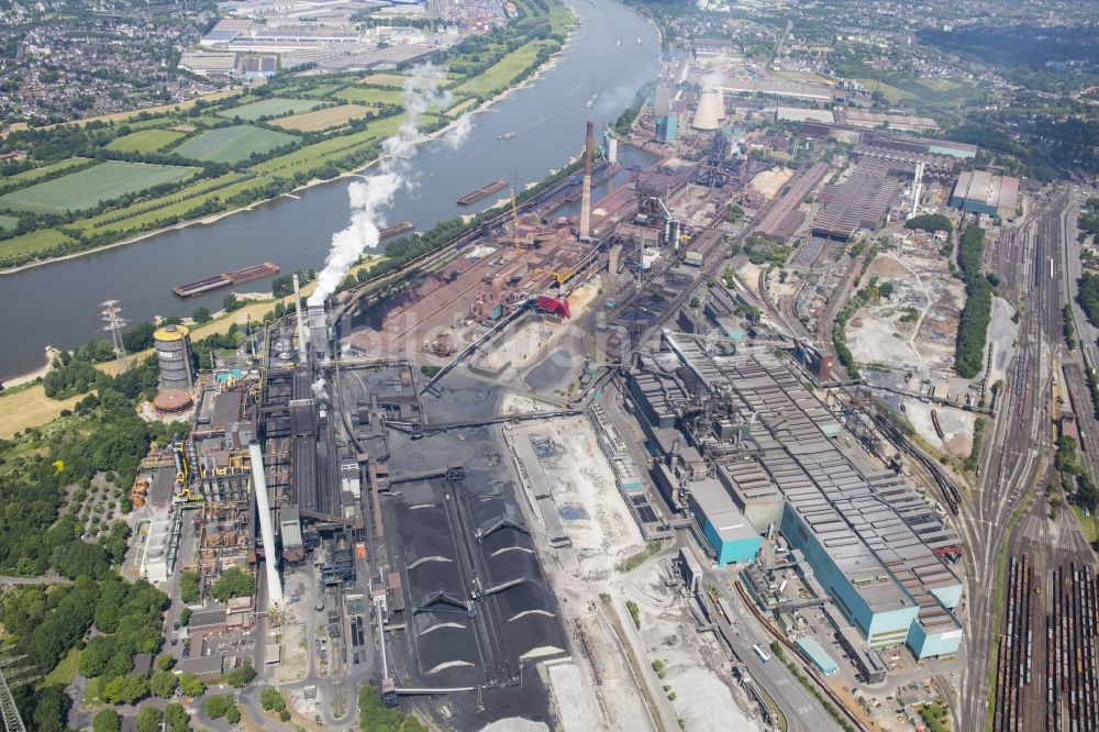 Duisburg von oben - Technische Anlagen und Produktionshallen des Stahlwerkes der Hüttenwerke Krupp Mannesmann GmbH an der Ehinger Straße in Duisburg im Bundesland Nordrhein-Westfalen, Deutschland