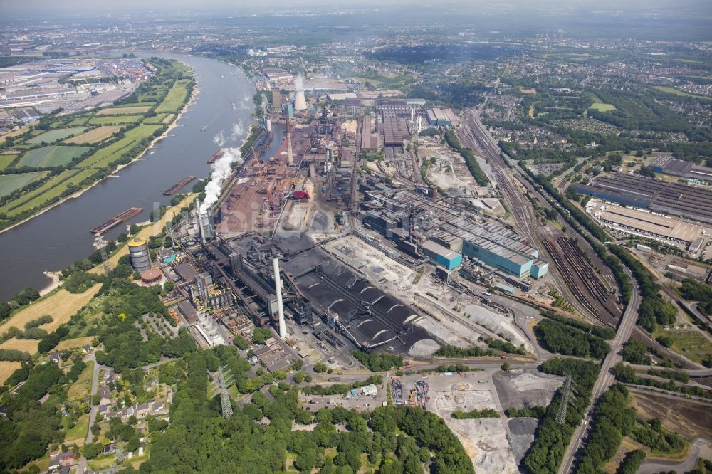 Duisburg aus der Vogelperspektive: Technische Anlagen und Produktionshallen des Stahlwerkes der Hüttenwerke Krupp Mannesmann GmbH an der Ehinger Straße in Duisburg im Bundesland Nordrhein-Westfalen, Deutschland