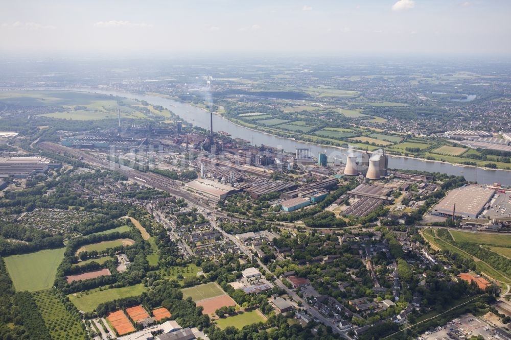 Duisburg von oben - Technische Anlagen und Produktionshallen des Stahlwerkes der Hüttenwerke Krupp Mannesmann GmbH an der Ehinger Straße in Duisburg im Bundesland Nordrhein-Westfalen, Deutschland