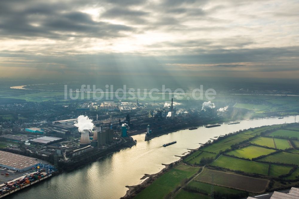 Duisburg aus der Vogelperspektive: Technische Anlagen und Produktionshallen des Stahlwerkes Hüttenwerke Krupp Mannesmann (HKM) am Rhein in Duisburg im Bundesland Nordrhein-Westfalen