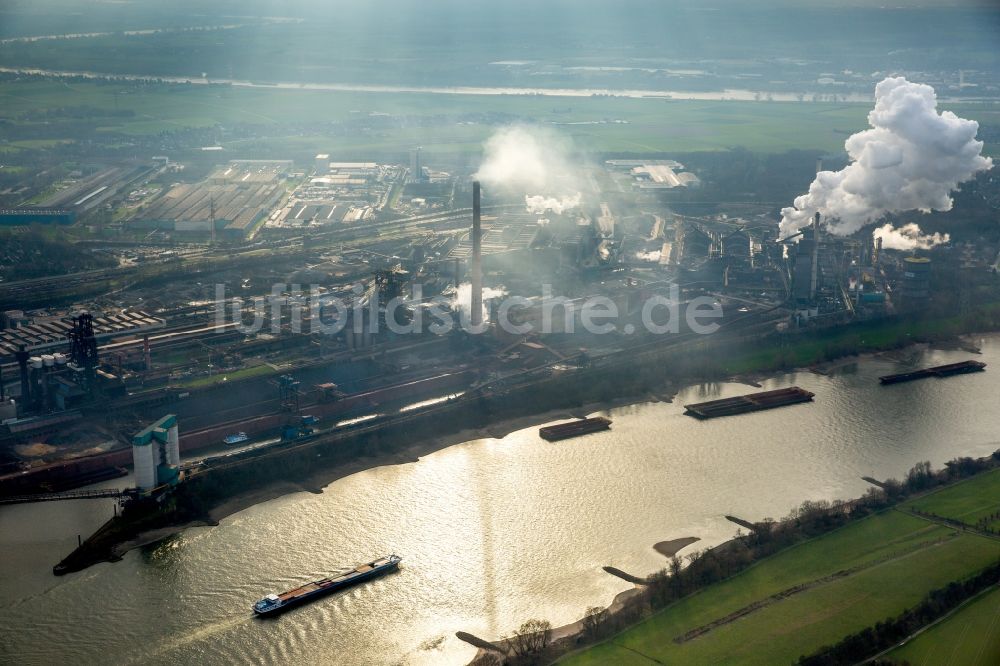 Luftbild Duisburg - Technische Anlagen und Produktionshallen des Stahlwerkes Hüttenwerke Krupp Mannesmann (HKM) am Rhein in Duisburg im Bundesland Nordrhein-Westfalen