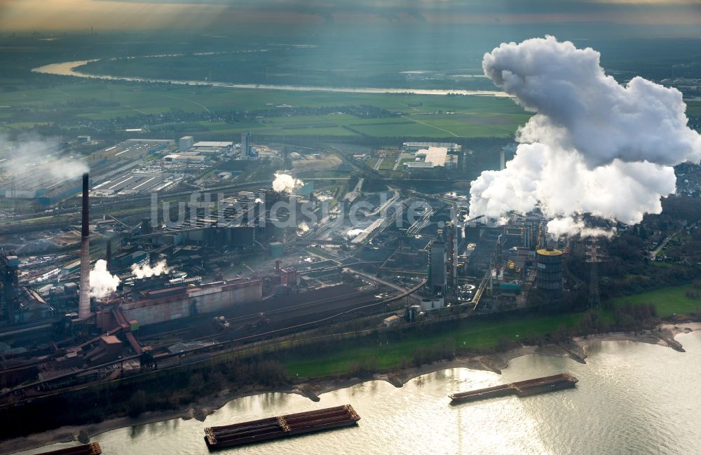 Duisburg von oben - Technische Anlagen und Produktionshallen des Stahlwerkes Hüttenwerke Krupp Mannesmann (HKM) am Rhein in Duisburg im Bundesland Nordrhein-Westfalen