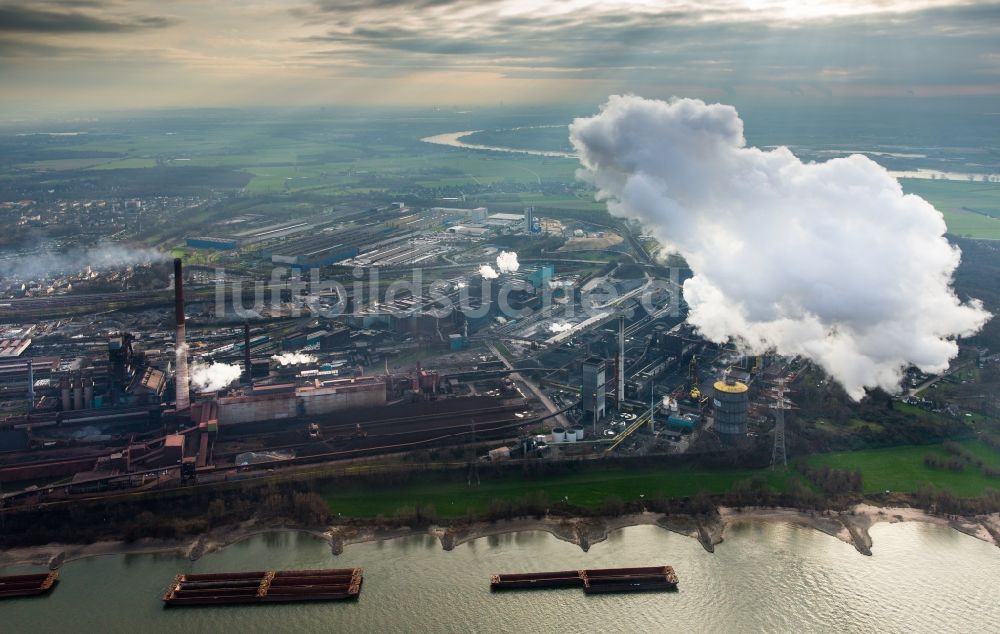 Duisburg aus der Vogelperspektive: Technische Anlagen und Produktionshallen des Stahlwerkes Hüttenwerke Krupp Mannesmann (HKM) am Rhein in Duisburg im Bundesland Nordrhein-Westfalen