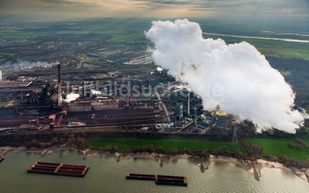 Luftbild Duisburg - Technische Anlagen und Produktionshallen des Stahlwerkes Hüttenwerke Krupp Mannesmann (HKM) am Rhein in Duisburg im Bundesland Nordrhein-Westfalen