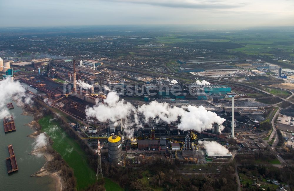 Luftaufnahme Duisburg - Technische Anlagen und Produktionshallen des Stahlwerkes Hüttenwerke Krupp Mannesmann (HKM) am Rhein in Duisburg im Bundesland Nordrhein-Westfalen