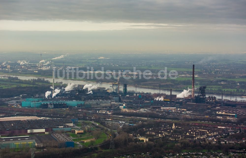 Duisburg aus der Vogelperspektive: Technische Anlagen und Produktionshallen des Stahlwerkes Hüttenwerke Krupp Mannesmann (HKM) am Rhein in Duisburg im Bundesland Nordrhein-Westfalen