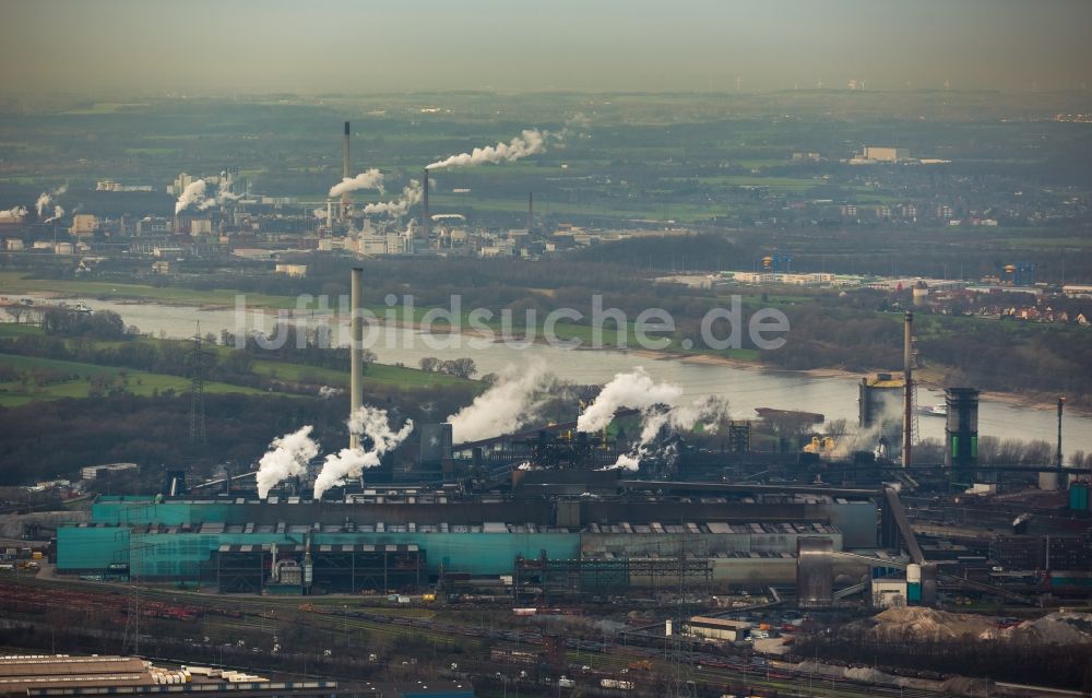 Luftbild Duisburg - Technische Anlagen und Produktionshallen des Stahlwerkes Hüttenwerke Krupp Mannesmann (HKM) am Rhein in Duisburg im Bundesland Nordrhein-Westfalen