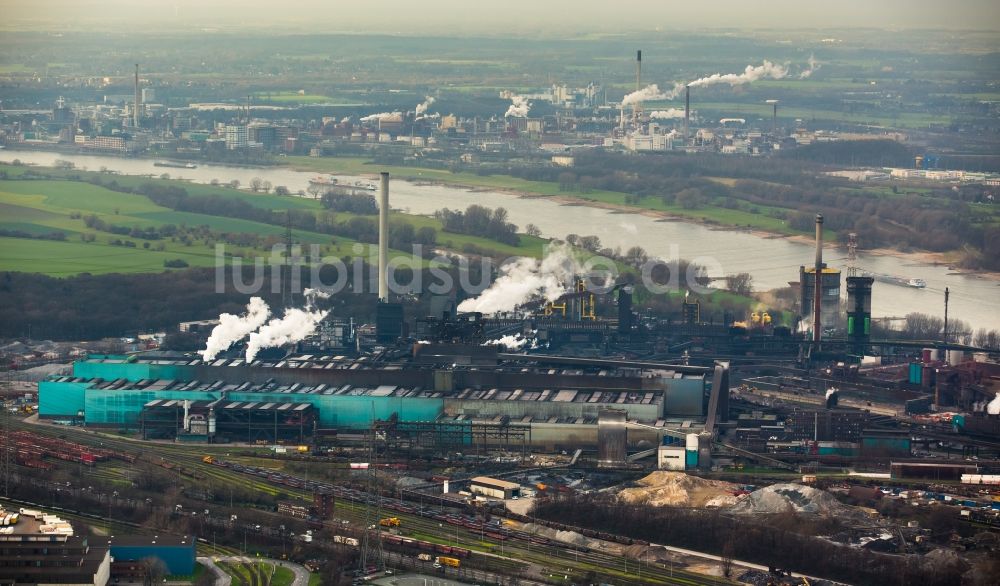 Luftaufnahme Duisburg - Technische Anlagen und Produktionshallen des Stahlwerkes Hüttenwerke Krupp Mannesmann (HKM) am Rhein in Duisburg im Bundesland Nordrhein-Westfalen