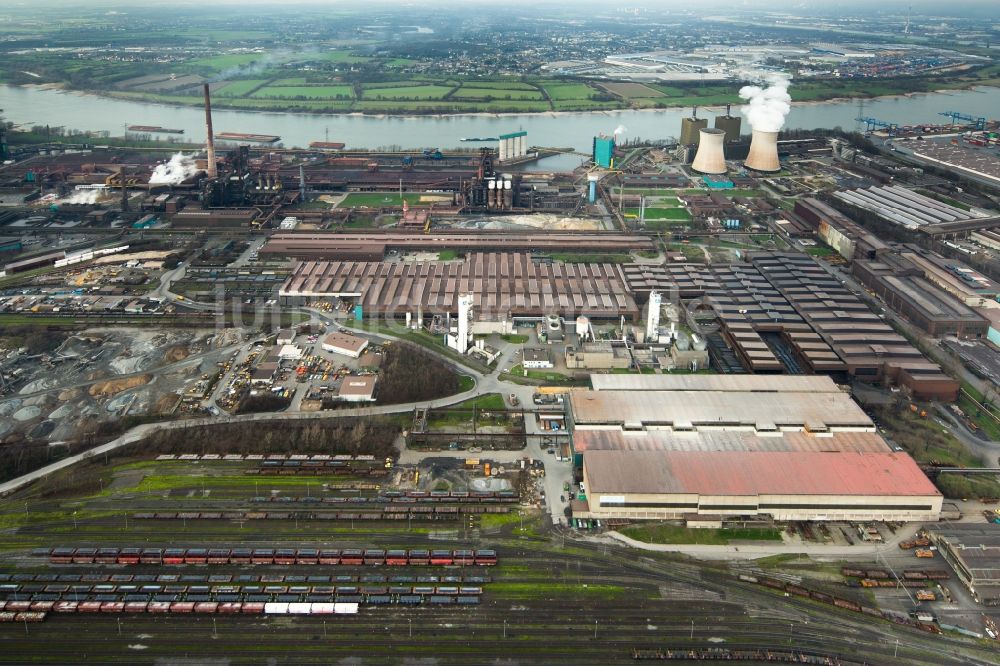 Duisburg von oben - Technische Anlagen und Produktionshallen des Stahlwerkes Hüttenwerke Krupp Mannesmann (HKM) am Rhein in Duisburg im Bundesland Nordrhein-Westfalen