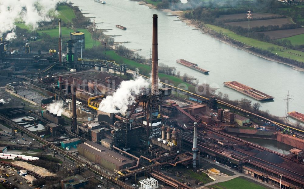 Luftaufnahme Duisburg - Technische Anlagen und Produktionshallen des Stahlwerkes Hüttenwerke Krupp Mannesmann (HKM) am Rhein in Duisburg im Bundesland Nordrhein-Westfalen