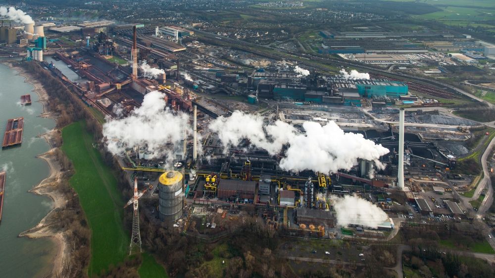 Duisburg von oben - Technische Anlagen und Produktionshallen des Stahlwerkes Hüttenwerke Krupp Mannesmann (HKM) am Ufer des Rhein in Duisburg im Bundesland Nordrhein-Westfalen