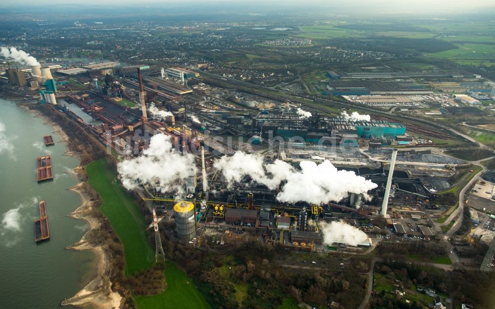 Duisburg aus der Vogelperspektive: Technische Anlagen und Produktionshallen des Stahlwerkes Hüttenwerke Krupp Mannesmann (HKM) am Ufer des Rhein in Duisburg im Bundesland Nordrhein-Westfalen