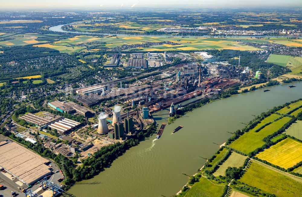 Duisburg aus der Vogelperspektive: Technische Anlagen und Produktionshallen des Stahlwerkes an der Mannesmannstraße im Ortsteil Hüttenheim in Duisburg im Bundesland Nordrhein-Westfalen, Deutschland