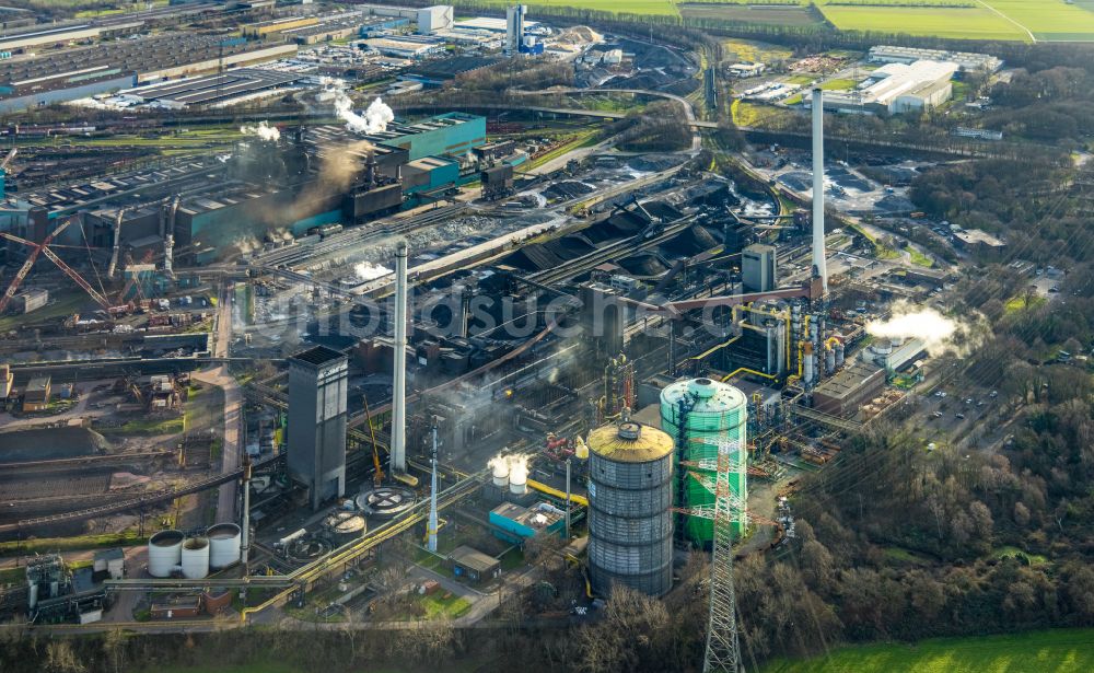 Duisburg von oben - Technische Anlagen und Produktionshallen des Stahlwerkes an der Mannesmannstraße im Ortsteil Hüttenheim in Duisburg im Bundesland Nordrhein-Westfalen, Deutschland