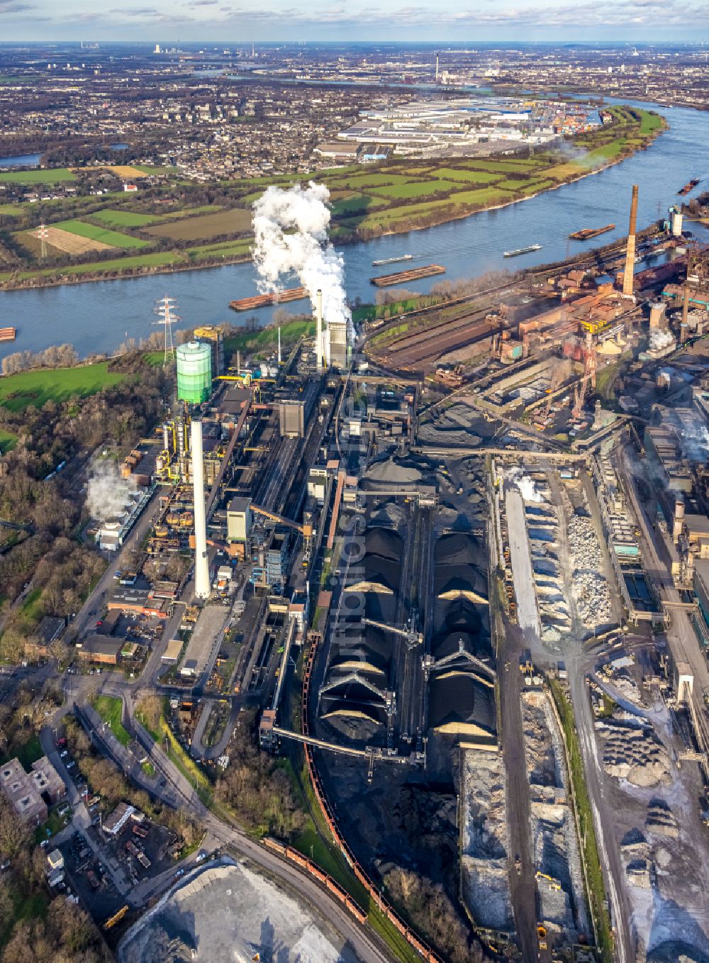 Duisburg von oben - Technische Anlagen und Produktionshallen des Stahlwerkes an der Mannesmannstraße im Ortsteil Hüttenheim in Duisburg im Bundesland Nordrhein-Westfalen, Deutschland