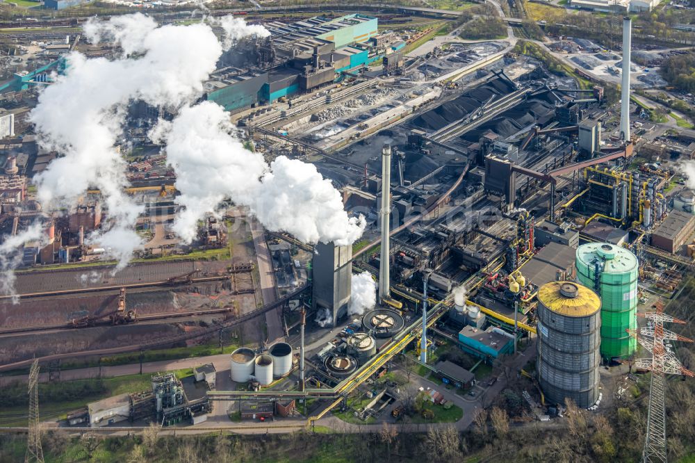 Duisburg von oben - Technische Anlagen und Produktionshallen des Stahlwerkes an der Mannesmannstraße im Ortsteil Hüttenheim in Duisburg im Bundesland Nordrhein-Westfalen, Deutschland