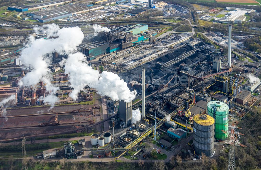 Duisburg aus der Vogelperspektive: Technische Anlagen und Produktionshallen des Stahlwerkes an der Mannesmannstraße im Ortsteil Hüttenheim in Duisburg im Bundesland Nordrhein-Westfalen, Deutschland