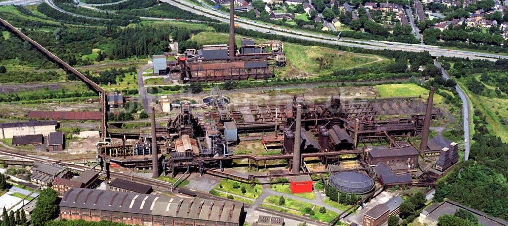 Duisburg aus der Vogelperspektive: Technische Anlagen und Produktionshallen des Stahlwerkes Meiderich in Duisburg im Bundesland Nordrhein-Westfalen