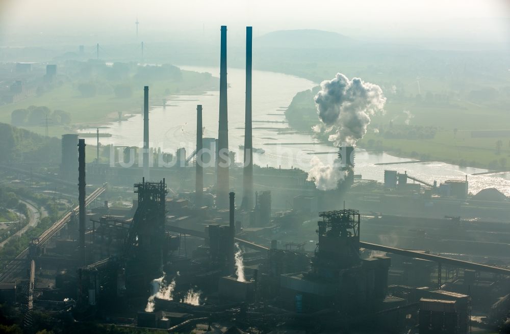 Duisburg aus der Vogelperspektive: Technische Anlagen und Produktionshallen des Stahlwerkes im Ortsteil Marxloh in Duisburg im Bundesland Nordrhein-Westfalen, Deutschland