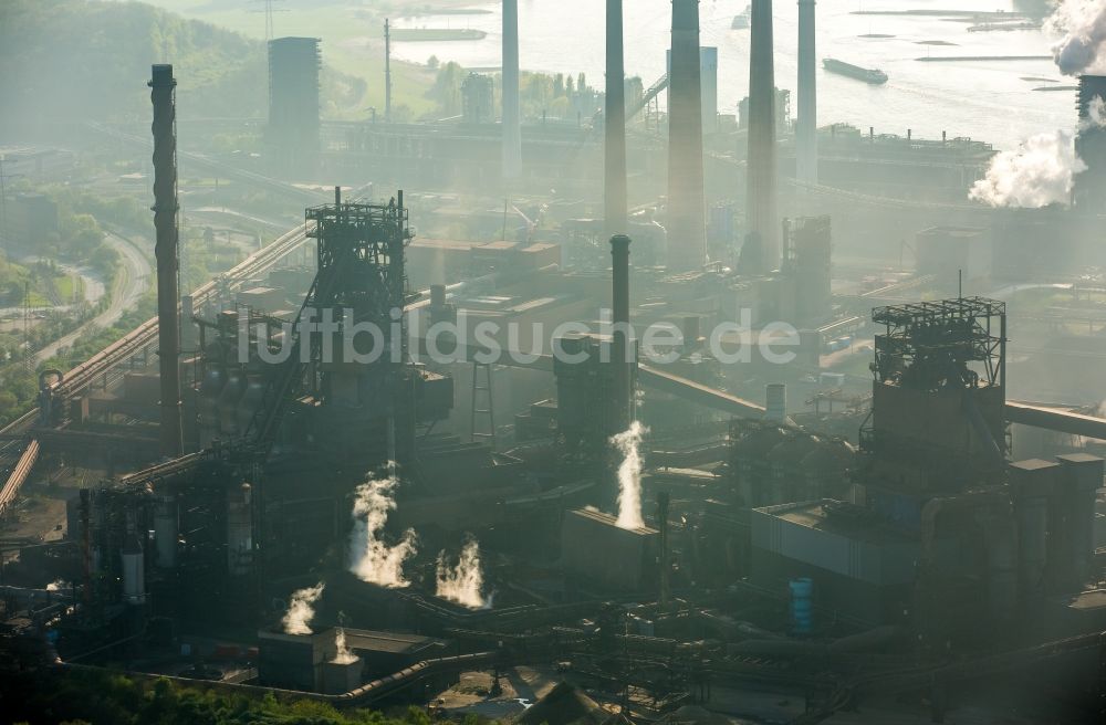 Luftbild Duisburg - Technische Anlagen und Produktionshallen des Stahlwerkes im Ortsteil Marxloh in Duisburg im Bundesland Nordrhein-Westfalen, Deutschland