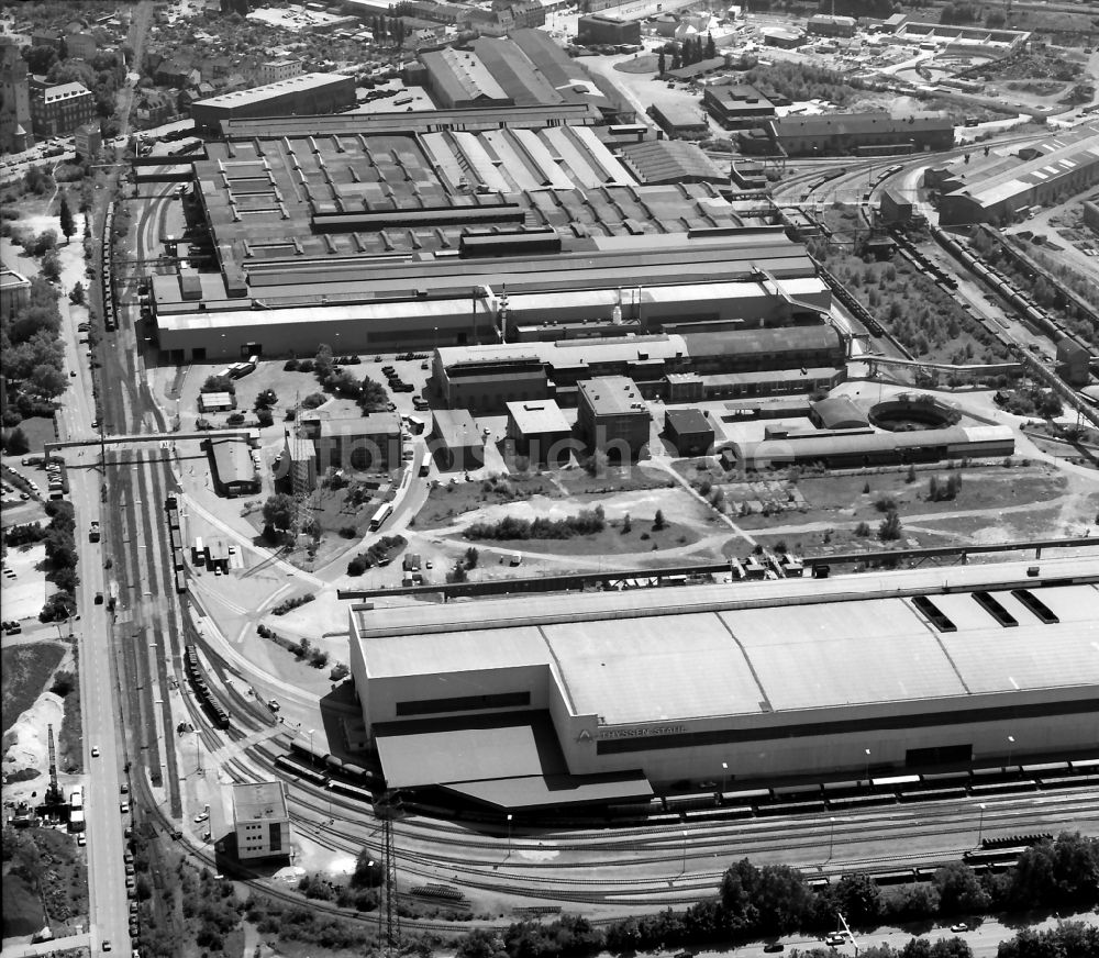 Duisburg aus der Vogelperspektive: Technische Anlagen und Produktionshallen des Stahlwerkes im Ortsteil Ruhrort in Duisburg im Bundesland Nordrhein-Westfalen, Deutschland