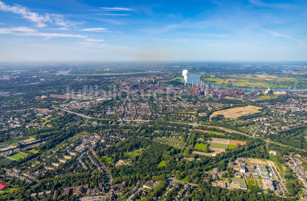 Duisburg von oben - Technische Anlagen und Produktionshallen des Stahlwerkes Schwelgern in Duisburg im Bundesland Nordrhein-Westfalen, Deutschland