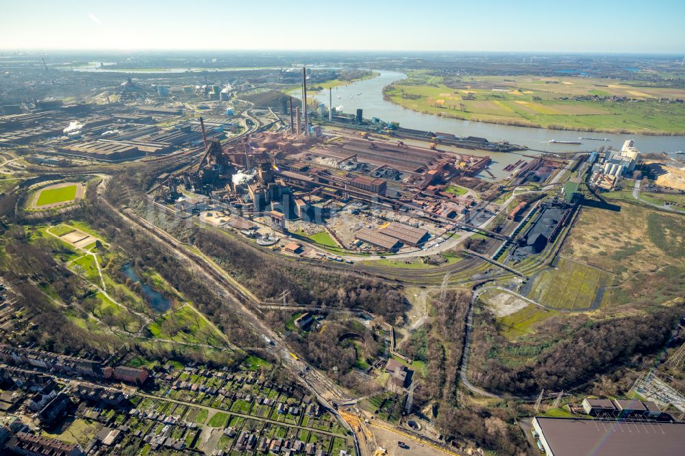 Duisburg aus der Vogelperspektive: Technische Anlagen und Produktionshallen des Stahlwerkes Schwelgern in Duisburg im Bundesland Nordrhein-Westfalen, Deutschland